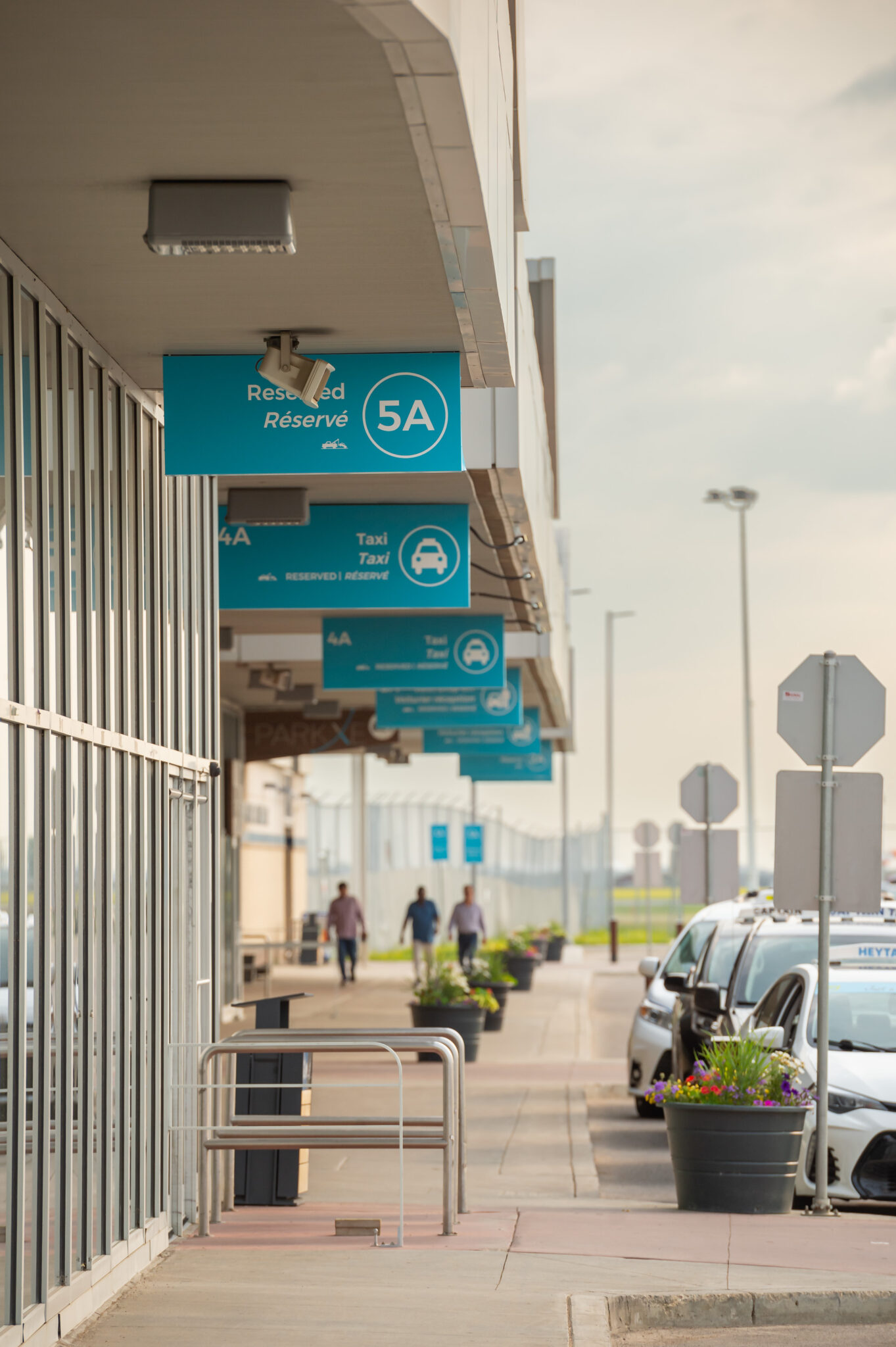 YXE's pickup and dropoff zone / zone d'embarquement et de débarquement de YXE.